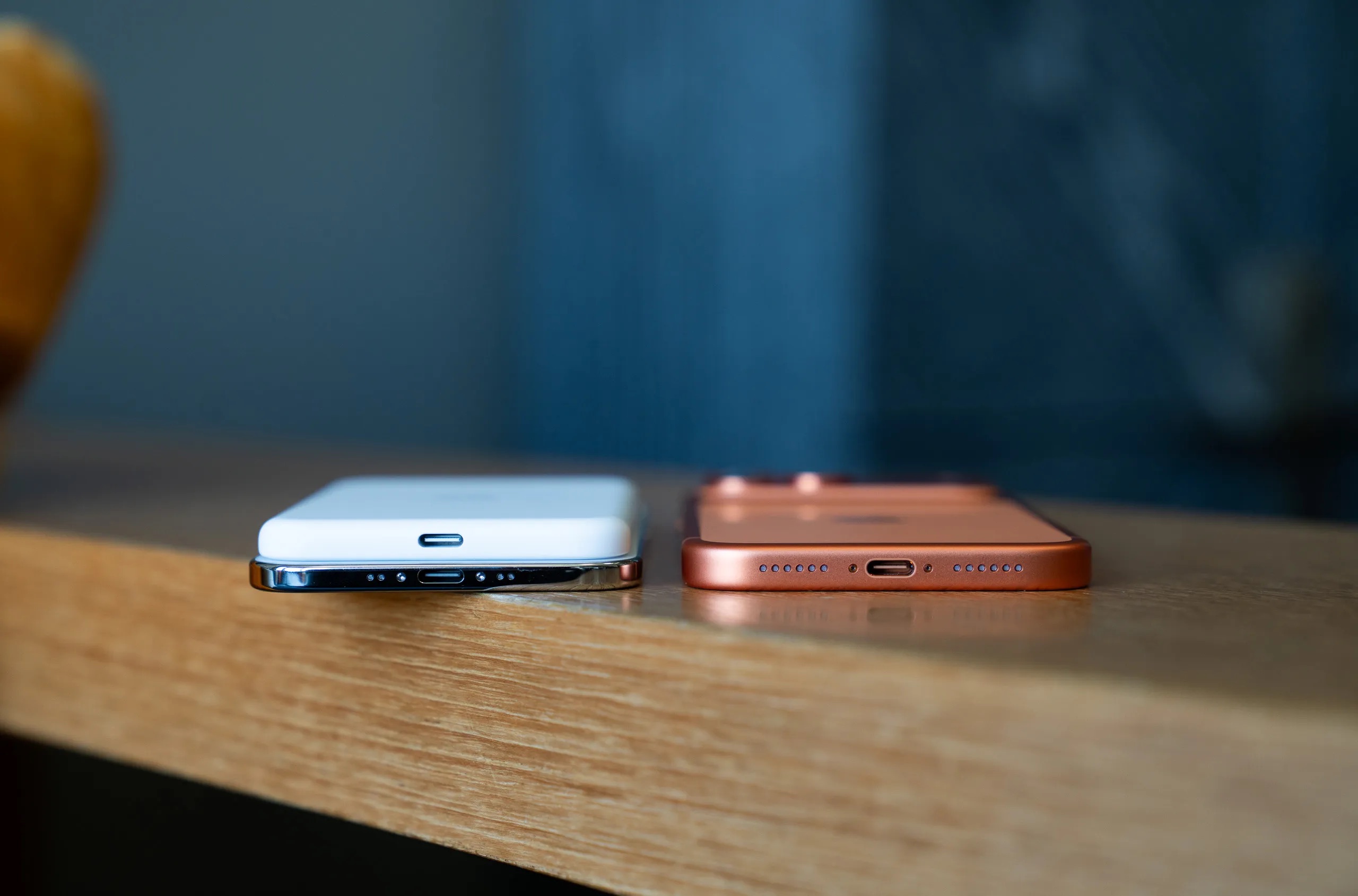 آیفون ایر به همراه باتری پک در کنار آیفون ۱۷ پرو